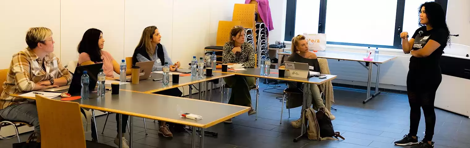 Über Mica - Money Teacher und Begleiterin für Frauen